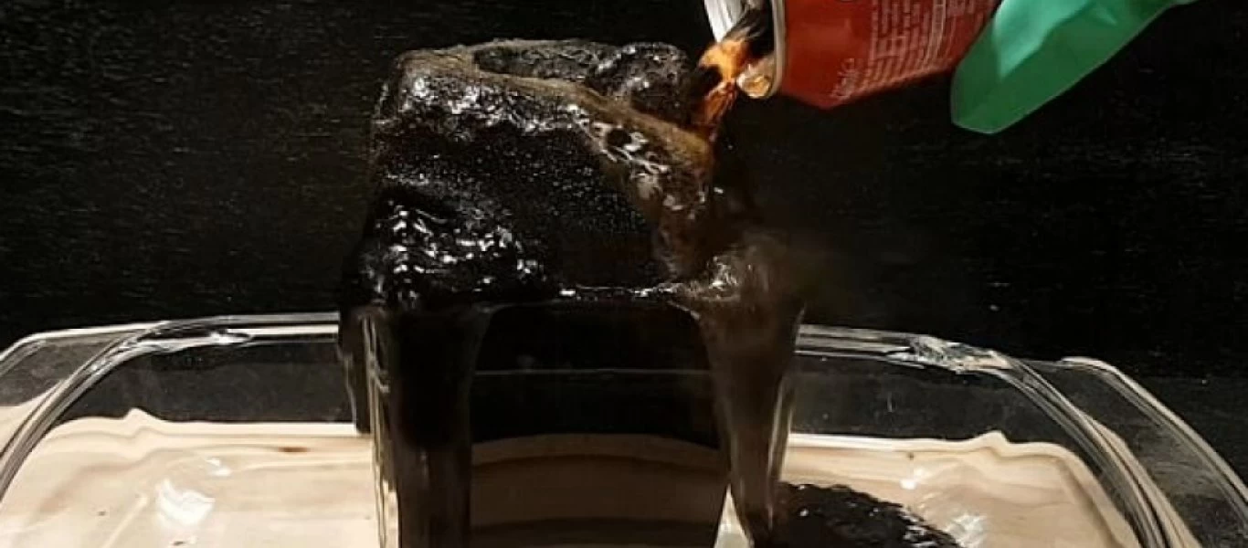 Ανατριχιαστικό - Δείτε πως αντιδρά ο ανθρώπινος οργανισμός στην cola (βίντεο)